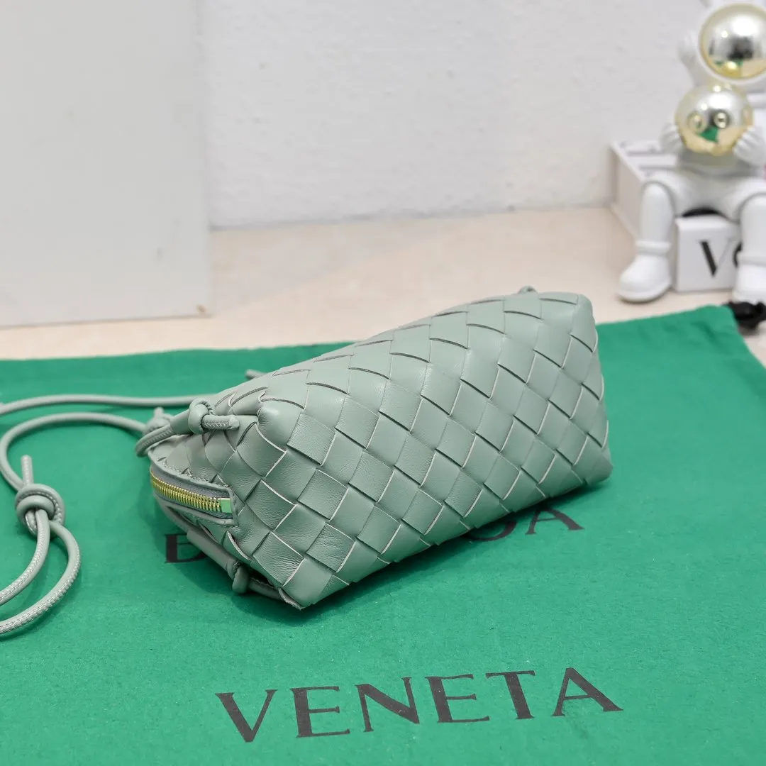 Batch 1260 #Bv The new Concert pouch is the most beautiful and practical mini bag I have ever seen 🎈 The bag body adopts the classic lntrecciato weaving process✅ It is equipped with a leather double-headed zipper, the opening is wide, easy to take and put, the shoulder strap knot can be slid to adjust the length freely, that is, 🉑️crossbody/underarm, and can be used as a clutch bag. Small body, large capacity, so practical! The key is that it is extremely versatile! Come and buy this small, exquisite, beautiful and versatile bag 👍 Model: 4258 Size: 18.5*11.5*8.5